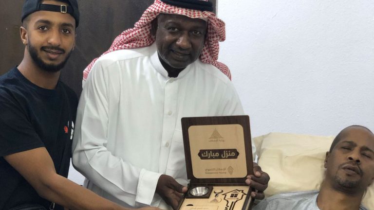 لاعب المنتخب السعودي السابق يمنح العويران فيلا هدية عقب عودته من رحلة علاجية ستاد الأهلي