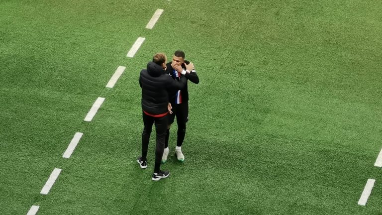 مدرب باريس سان جيرمان يشعل غضب مبابي مجددا عقب استبداله أمام مونبلييه(فيديو)