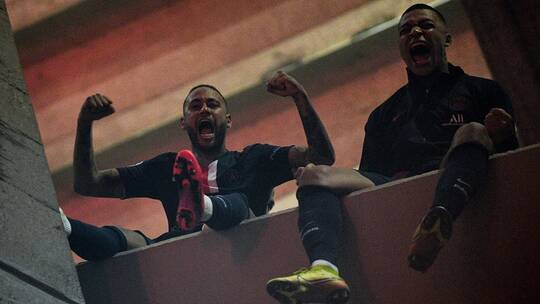 نيمار ومبابي يسخران من نجم دورتموند بوضعية “اليوجا” (فيديو)