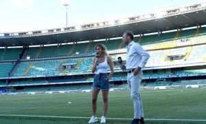 المذيعة المثيرة