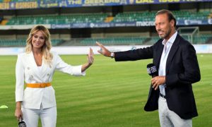 المذيعة المثيرة