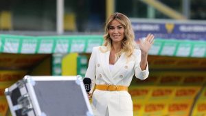 المذيعة المثيرة