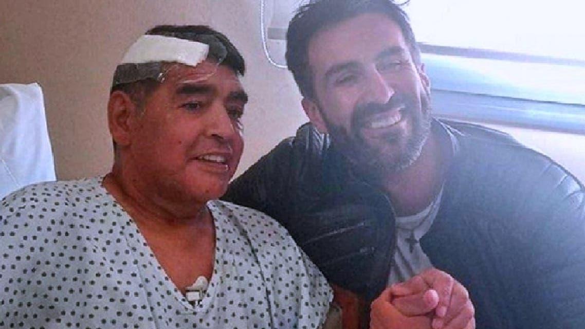 مارادونا في فيديو قبل وفاته يشرب البيرة ويدخن السجائر أثناء تناول الدواء