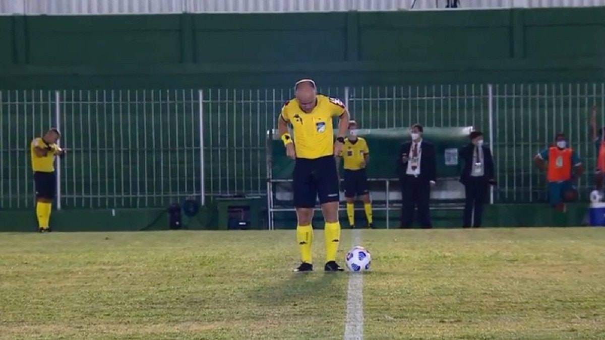 حكم يتبول في سرواله داخل الملعب قبل انطلاق مباراة في كأس البرازيل(فيديو)