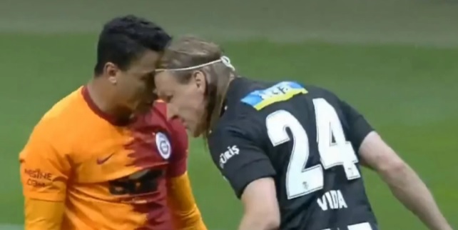 مصطفى محمد يشتبك مع مدافع بشكتاش وينهار بالبكاء إثر إصابته