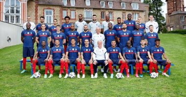 منتخب فرنسا يلتقط الصورة الرسمية قبل انطلاق يورو 2020 (فيديو)