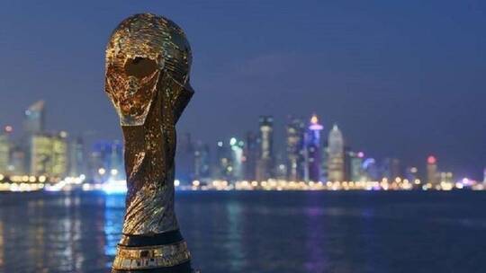 شاهد .. الانتهاء من فرش الأرضية العشبية لملعب نهائي كأس العالم “قطر 2022” (فيديو)