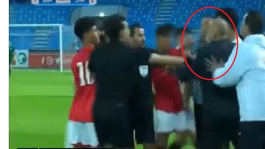 مدرب يصفع لاعب يمني في بطولة غرب آسيا .. وأول رد فعل للإتحاد السوري!(فيديو)