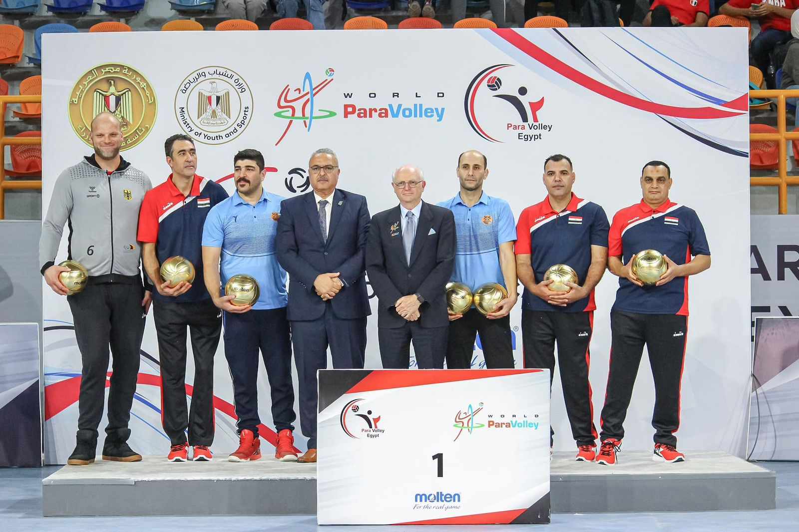 أشرف صبحى يكرم أصحاب فضية كأس العالم للكرة الطائرة البارالمبية بعد عودته من كندا