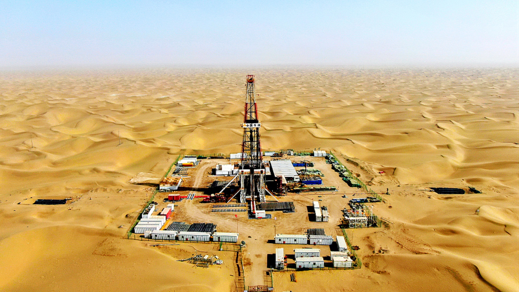 معجزة تهز العالم.. فيديو اكتشاف أكبر بئر نفطي علي الارض 2025 في الصحراء  الغربية اكتشافات نفطية جديدة: هل ستحول مصر إلى عملاق نفطي؟ - ستاد الأهلي