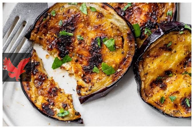 يا حلاوته يا جماله… تصفية الزيت كأنه جديد وباذنجان مقلي من غير ولا نقطة زيت أهلاً بالمسقعة بالخل والثوم مقلية مش شوي