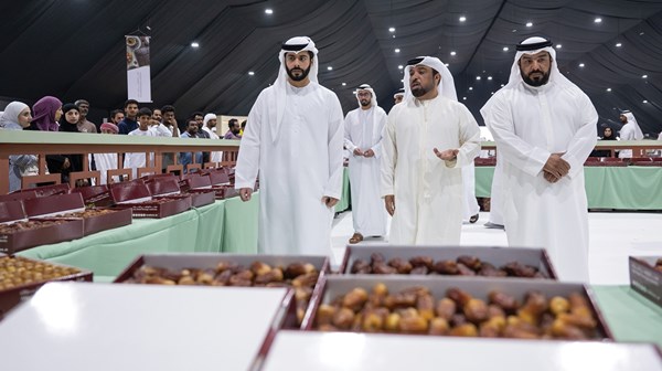 هزاع بن حمدان بن زايد يزور مهرجان ومزاد الظفرة للتمور