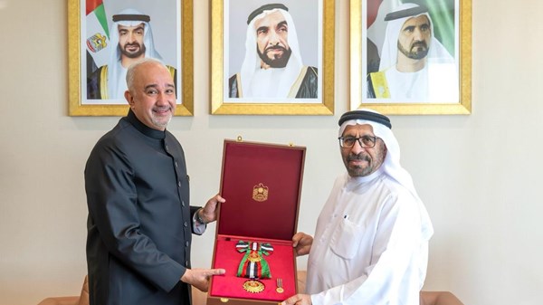 رئيس الدولة يمنح السفير الباكستاني وسام زايد الثاني من الطبقة الأولى