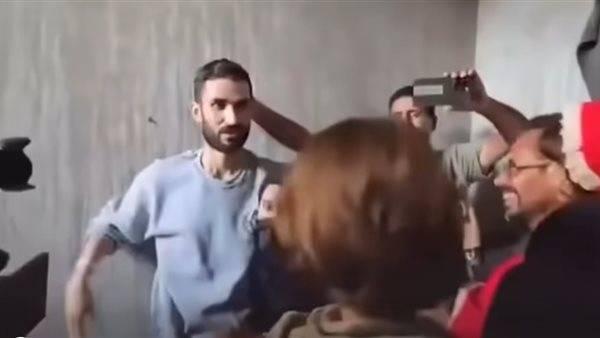 فلسطيني يحتضن عائلته بعدما أبلغه السجان الإسرائيلي بمقتلها