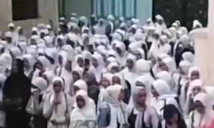 طلاب يودعون معلمهم في جنازة مهيبة بالشرقية