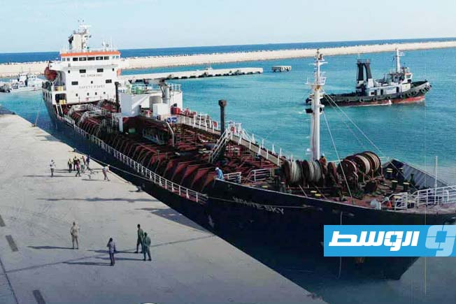 السفينة «وايت سكاي» تغادر سرت بعد تفريغ حمولتها من «البيتومين»