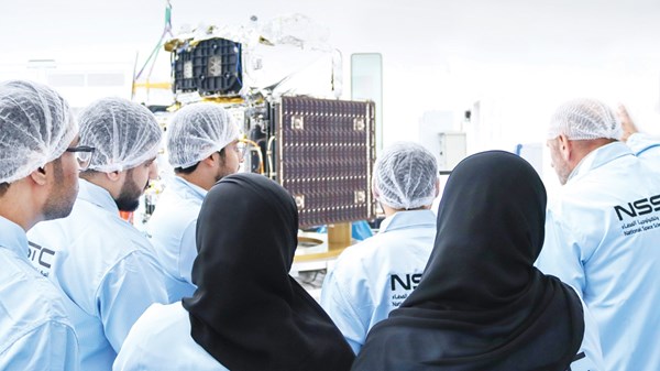 30 مهندساً إماراتياً يقودون مهمة  القمر الاصطناعي العربي «813»