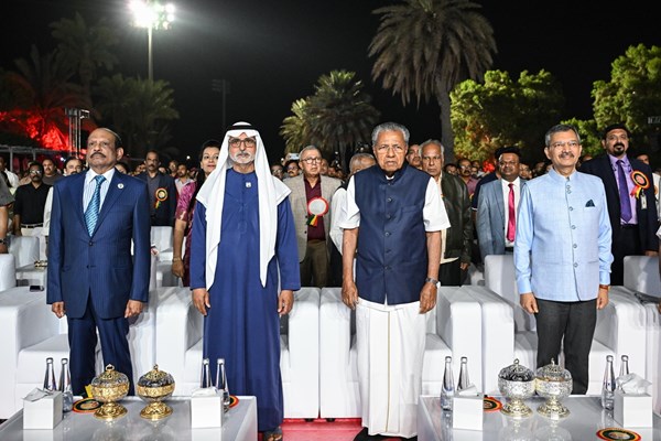 نهيان بن مبارك ورئيس وزراء كيرالا يشهدان احتفال يوم كيرالا “كيرالا بيرافي” بأبوظبي