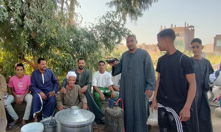 55 عاماً شقى ولسه بيعافر.. “أبو الطبل” أشهر وأقدم بائع “فول نابت” بقنا: بروتين الغلابة