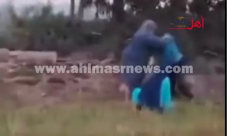 شاب يعتدي بالضرب على والدته وشقيقته بسبب قطع الأشجار بالشرقية