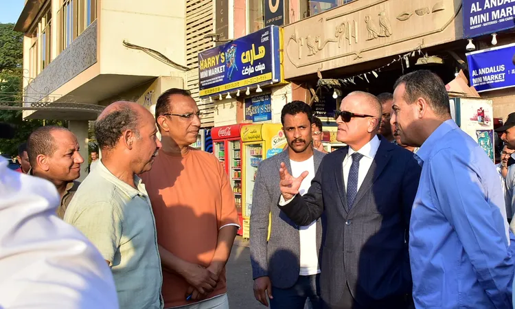 محافظ الأقصر في جولة ليلية مفاجئة بكورنيش النيل لتفقد الخدمات المقدمة للمواطنين