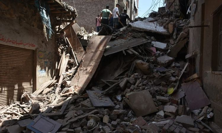 انهيار جزئي لعقار مكون من 3 طوابق بدون خسائر بشرية بالمنيا