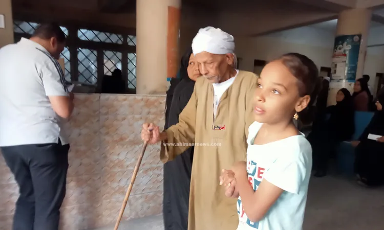 مسنودا على عكاز.. مسن يدلي بصوته فى أول ساعات بدء العملية الانتخابية بالأقصر