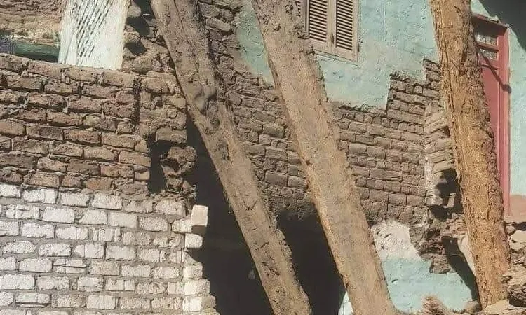 انهيار منزل بالطوب اللبن في قنا