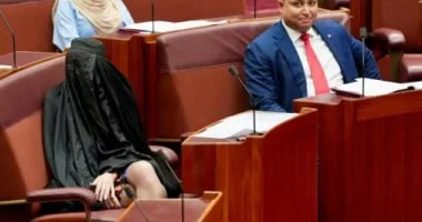 مجلس الشيوخ الأسترالي يوقف السيناتور بولين هانسون بعد ظهورها بالنقاب