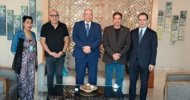 السفير المصري في الكويت يتفقد بعثة منتخب الشطرنج ويؤكد دعمهم في البطولة العربية