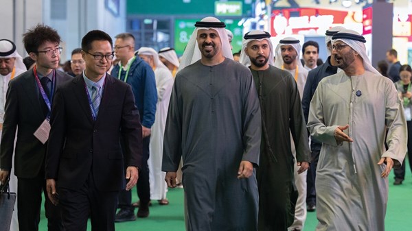 ذياب بن محمد بن زايد يقوم بجولة في أجنحة معرض الصين الدولي للاستيراد 2025 في شنغهاي