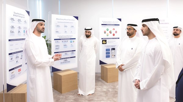 محمد بن راشد بن محمد بن راشد يزور بنك الإمارات دبي الوطني