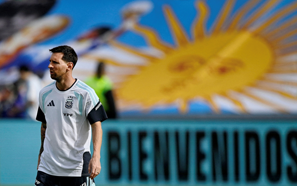 ميسي يخطف الأضواء في «الاحتفال الخمسين» لأنجولا