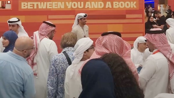 يوميات “الشارقة للكتاب 2025”.. إصدارات “تريندز”