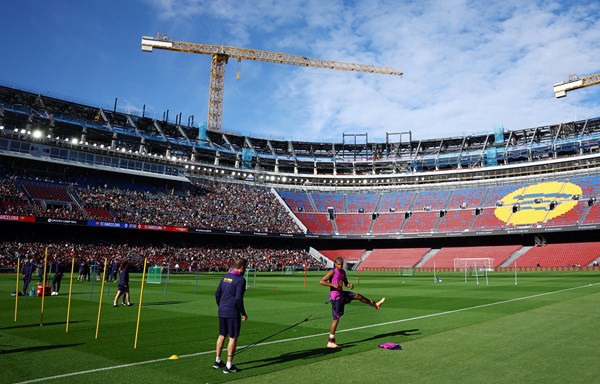 جماهير برشلونة تشاهد «كامب نو» المجدد