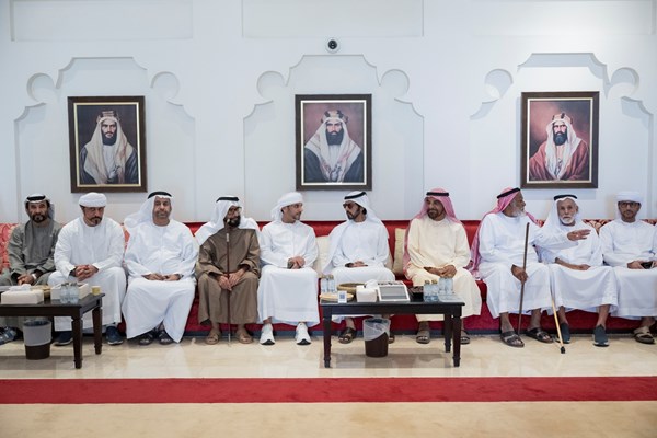 خليفة بن طحنون بن محمد يُقدِّم واجب العزاء في وفاة معتوق حربي العامري