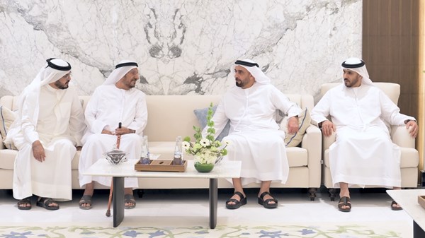 سيف بن زايد يقدم واجب العزاء في وفاة عوشة النعيمي