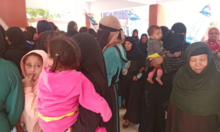 الأمهات يشاركن بأطفالهن في ماراثون التصويت بقنا.. مشاركة أسرية بطعم الانتخابات