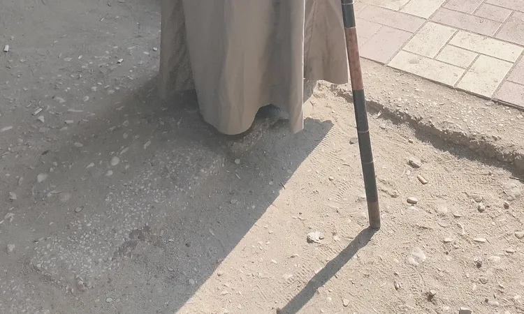 إصرار لا يعرف المستحيل.. العم محمد 86 عاما يدلي بصوته مستندا على عكازة في انتخابات النواب بقنا