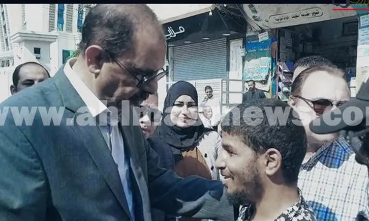 كفيف يلتقي محافظ سوهاج بالشارع ويطالب بتوفير فرصة عمل لشقيقه