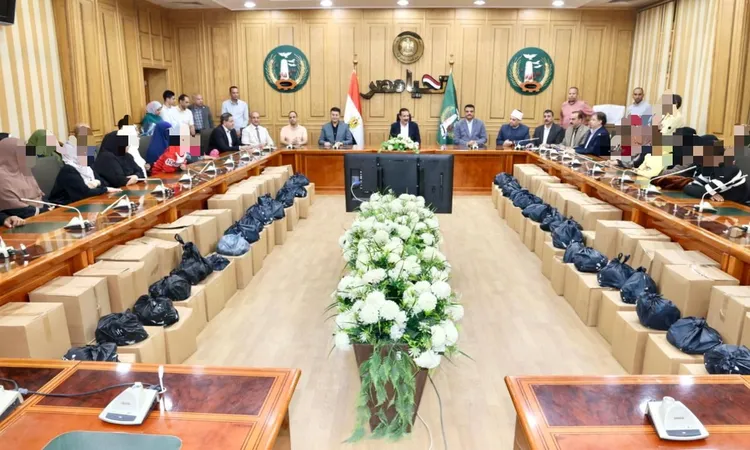 محافظ المنوفية يسلم مساعدات مالية وعينية لـ 73 حالة إنسانية من الأسر الأولى بالرعاية