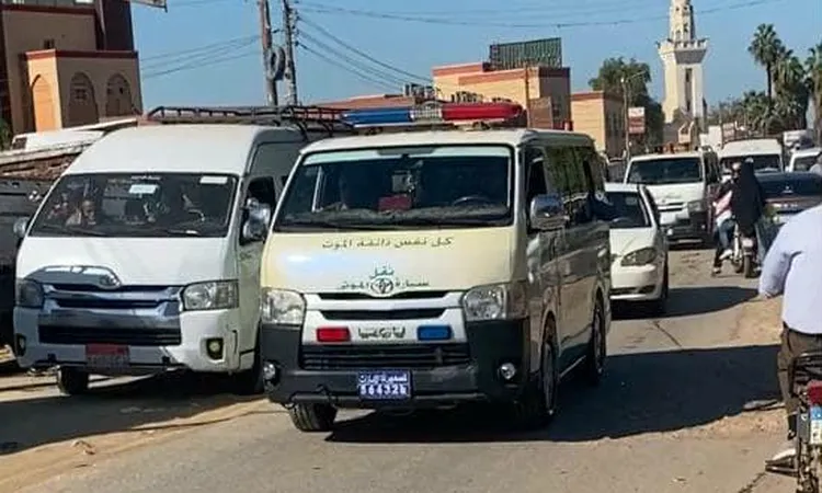 خروج جثامين 4 من أسرة واحدة ضحايا حادث تصادم سيارة إسماعيل الليثي مع ملاكي من مستشفى ملوي بالمنيا