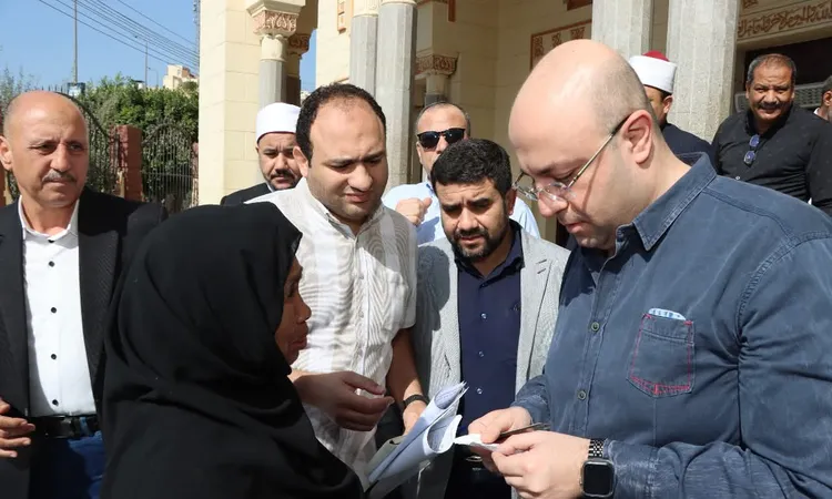 مسنّة تستوقف محافظ بنى سويف عقب صلاة الجمعة لتحقيق مطلبها الإنساني.. وتوجيهات عاجلة من المحافظ