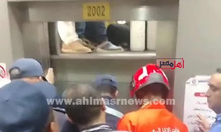 بعد محاولات استمرت ساعة.. إنقاذ 9 أشخاص عالقين داخل أسانسير مستشفى خاص بالشرقية
