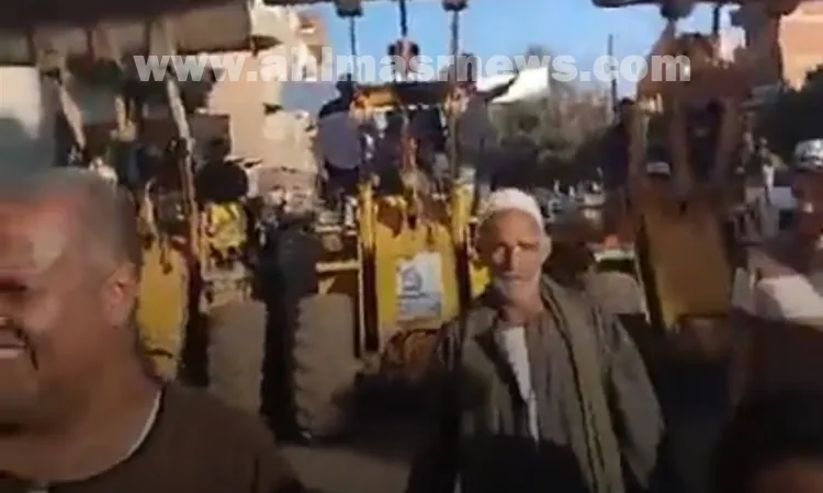 غضب على السوشيال ميديا بعد قيام أحد المرشحين للنواب بالوقوف أعلى لودر بالمنوفية