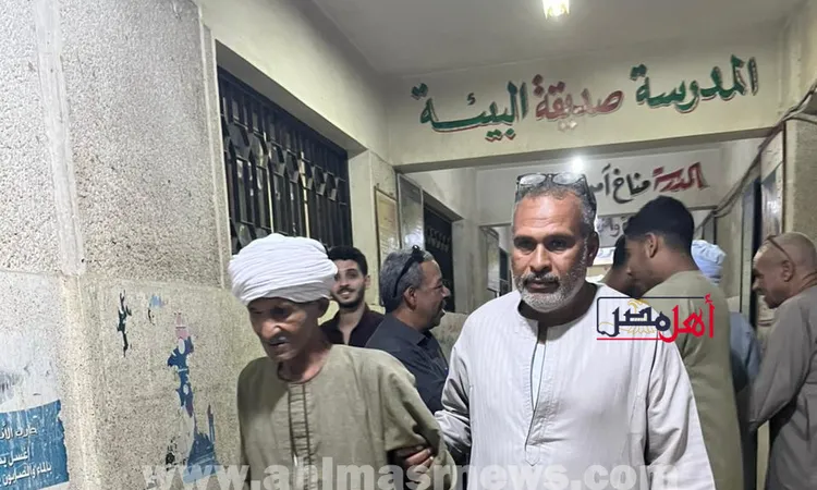 حقي أشارك”.. كفيف يدلي بصوته في انتخابات مجلس النواب بلجنة مدرسة الوقف الاعدادية في قنا (صور)