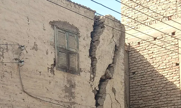 بعد مصرع 3 أطفال تحت سقف متهالك في أبو تشت.. أهالي الحلة يستغيثون من منزل آيل للسقوط في قنا