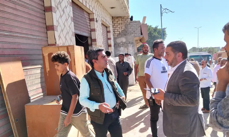 حملات لتنفيذ قرارات إزالة لمحلات تجارية مخالفة ومباني بدون ترخيص بمطروح