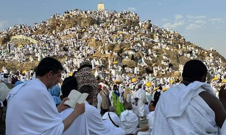 وزارة السياحة: إقبال غير مسبوق على قرعة الحج السياحي هذا العام