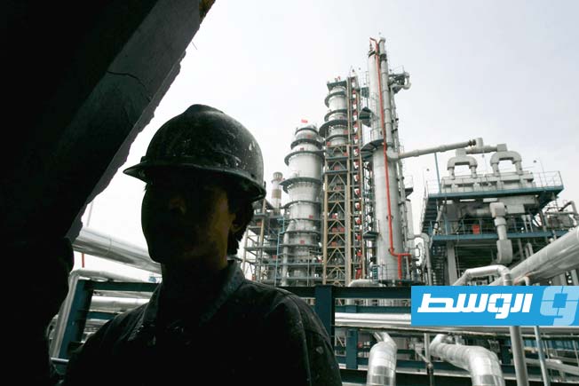 «إتش إس بي سي» يبقي نظرته المتشائمة لأسعار النفط في 2026